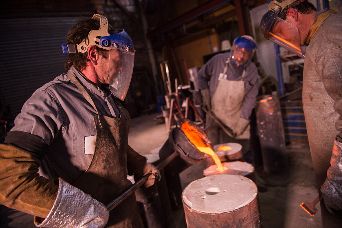 Pouring melted metal alloys